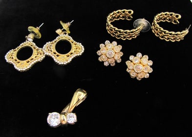 Four Vintage Jewelry Items