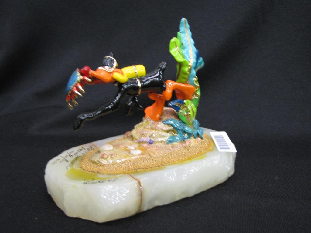 Ron Lee Warner Bros Sculpture "Daffy Scuba Diving": Ron Lee Warner Brothers sculpture, "Daffy Scuba Diving", LT470, with alabaster base and painted cast metal figures, personalized and signed, copyright '98, edition 314/750, 5.5" x 3.25" x 4.75" high