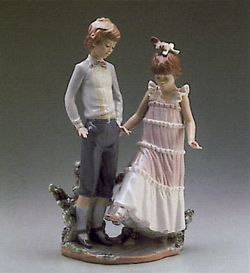 Lladro "Ensenando Los Zapatos" 5426: Lladro "Ensenando Los Zapatos" 5426 Issue Date 1987 Retire Date 1995 Jose Roig 10.75" with original box