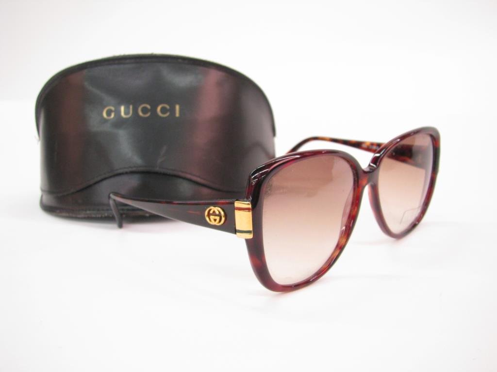 Gucci Oversized Tortoise Shell Frame Sunglasses: Gucci Oversized Tortoise Shell Frame Sunglasses with iconic red and green stripe at temple in soft Gucci case. Style GG 2118/S