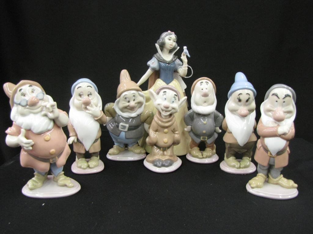 Lladro "Snow White and the Seven Dwarves" 07555: Lladro "Snow White and the Seven Dwarves" 07555 Issue Date 1994 Retire Date 1998 Francisco Polope 9.5 x 5.5 Lladro porcelain set, Snow White and all seven dwarfs. 9.5 x 5.5, Snow White, Dopey, and Sne