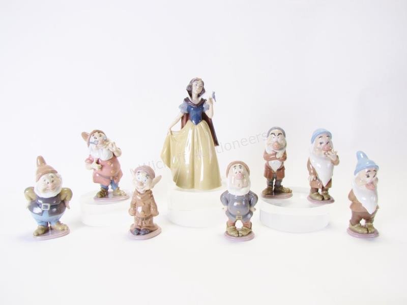 Lladro "Snow White and the Seven Dwarves": Lladro "Snow White and the Seven Dwarves"7555", Issue Date 1994 Retire Date 1998 Francisco Polope 9.5 x 5.5 Lladro porcelain set, Snow White and all seven dwarfs. 9.5 x 5.5, Dopey and Sneezy hand sign