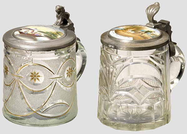 Zwei erotische Bierkrüge,: deutsch, Mitte 19.Jhdt. Glas mit zinngefassten Porzellandeckeln. Ein Krug mit gerauter, teils geschliffener und vergoldeter Wandung. Auf dem Deckel fünf Frauen im Boot mit Sinnspruch "Oh welch ein Wu