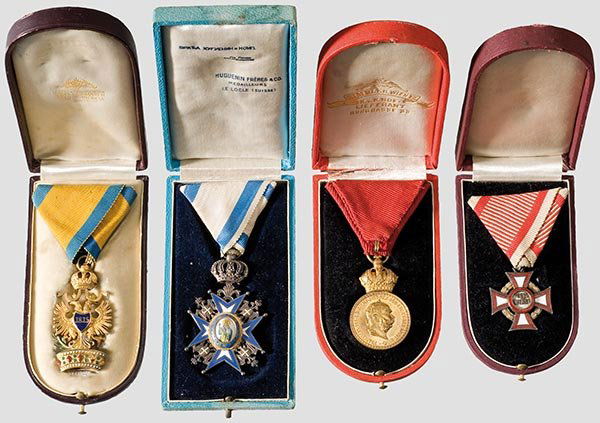 Konvolut Auszeichnungen.: Orden der Eisernen Krone, 3.Klasse mit Kriegsdekoration (linkes Eichenlaub fehlt), am Dreiecksband im goldgeprägten Etui der Juweliere Roszet & Fischmeister Wien (Marko 074), Militärverdienstkreuz 3