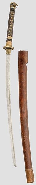Kyu Gunto: um 1940, Mumei. Maschinengefertigte Klinge, Shinogi Tsukuri mit Bohi. Messing-Tsuba mit Kirschblütendekor, einfache Fuchi/Kashira. Schwarze Leinenwicklung über Lederstreifen. Holzsaya mit Lederbezug