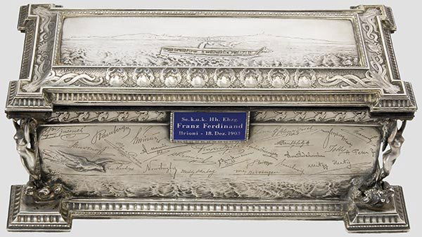 Erzherzog Franz Ferdinand von Österreich-Este - s: Fein gearbeitetes Ehrengeschenk an den Thronfolger anlässlich eines Besuches im Marinestützpunkt Brioni. Auf dem Deckel und den Seiten maritime Szenen, umrahmt von Friesen mit Meeresgetier, an den v