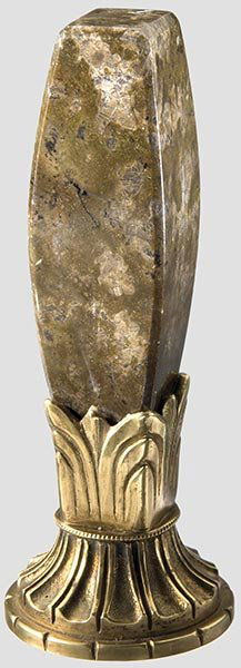 Dr. Albert Schweitzer (1875 - 1965) - Persönliche: Vergoldete Messing-Siegelfläche mit strahlender Sonne als Symbol Afrikas im Zentrum und Umschrift "Dr. Albert Schweitzer Lambarene", gefluteter Ansatz mit eingesetztem Griff aus bräunlichem Marmor.