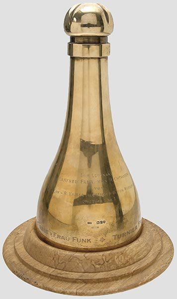 Manfred Freiherr von Richthofen,: erfolgreichster Jagdflieger des 1. Weltkrieges, Ritter des Ordens Pour le mérite. Turnierpreis Frankfurt 1913. Silber vergoldete Glocke, zweiter Preis im Tandemfahren beim Frankfurter Turnier am 7. S