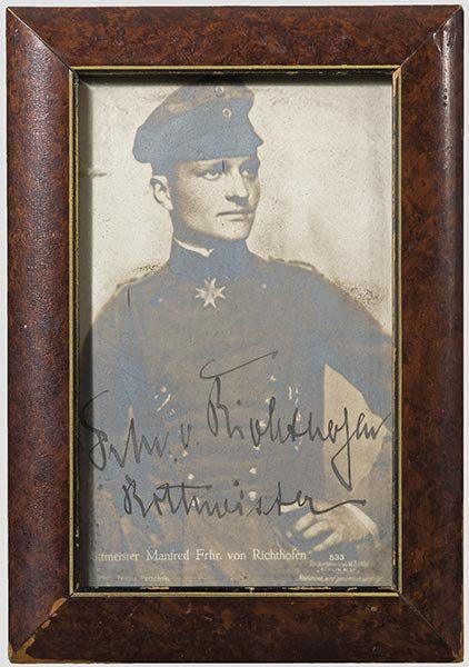 Manfred Freiherr von Richthofen,: erfolgreichster Jagdflieger des 1. Weltkrieges, Ritter des Ordens Pour le mérite. Eigenhändige Tintenunterschrift "Frhr. v. Richthofen - Rittmeister" auf der bekannten Sanke-Portraitpostkarte. In Wu