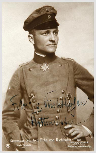 Manfred Freiherr von Richthofen.: Sanke-Fotopostkarte mit eigenhändigem Tintenautographen "Frhr. v. Richthofen Rittmeister" als Rittmeister in Uniform mit Pour le mérite.