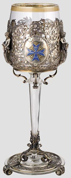 Manfred Freiherr von Richthofen,: erfolgreichster Jagdflieger des 1. Weltkrieges, Ritter des Ordens Pour le mérite.Geschenkpokal zur Verleihung des Ordens Pour le mérite. Glas, Gold, Silber und Email. Gläserner Pokal mit goldenem L