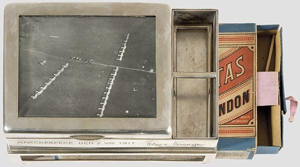 Manfred Freiherr von Richthofen,: erfolgreichster Jagdflieger des 1. Weltkrieges, Ritter des Ordens Pour le mérite. Rauchset "Marckebeeke". Zigarren-/Zigarettenetui, Ascher und Zündholzetui in versilberter Ausführung auf vier Kugel