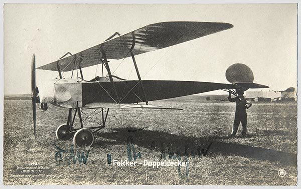 Manfred Freiherr von Richthofen.: Sanke-Postkarte mit Fokker-Doppeldecker und eigenhändigem Tintenautographen "Frhr. v. Richthofen".