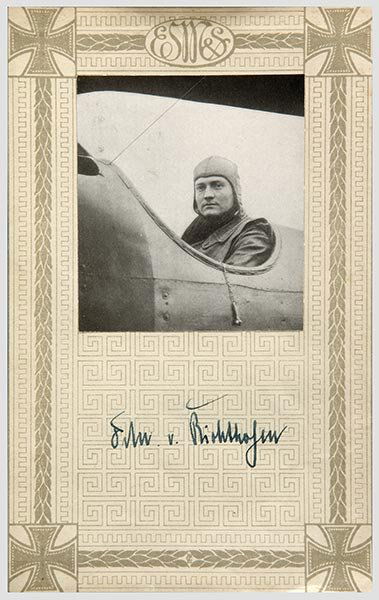 Manfred Freiherr von Richthofen.: Patriotisches Schmuckblatt mit aufgeklebtem Foto Richthofens in Fliegerkombi mit Lederschutzmütze. Darunter schöner, eigenhändiger Tintenautograph "Frhr. v. Richthofen".