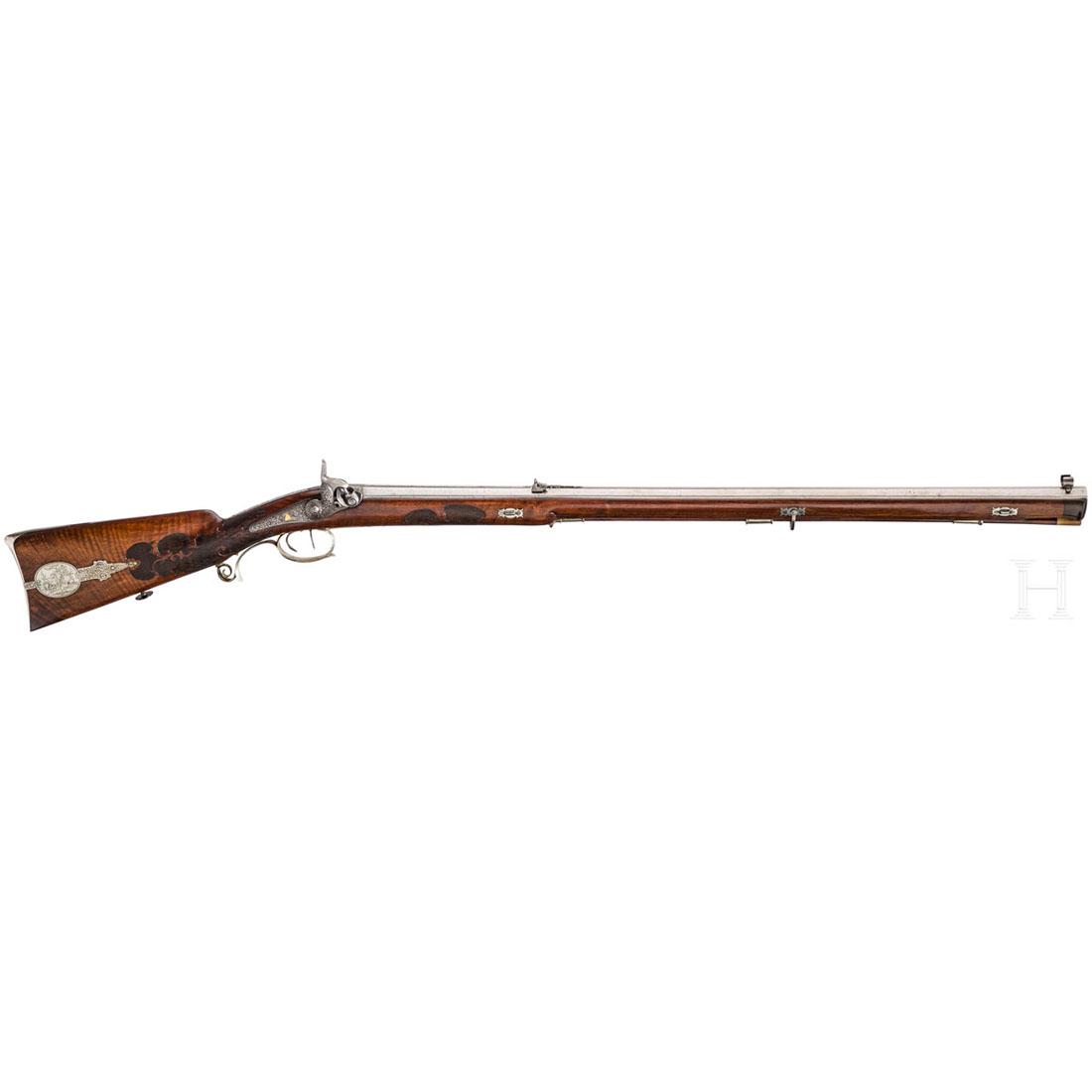 A percussion rifle, Goellner in Suhl, ca. 1830: Achtkantiger, mittig leicht eingezogener Lauf mit achtfach gezogener Seele im Kaliber 13,5 mm. Eingeschobene, eiserne Visierung mit justierbarer Kimme. Ãœber der Kammer in Gold eingelegte Signatur "