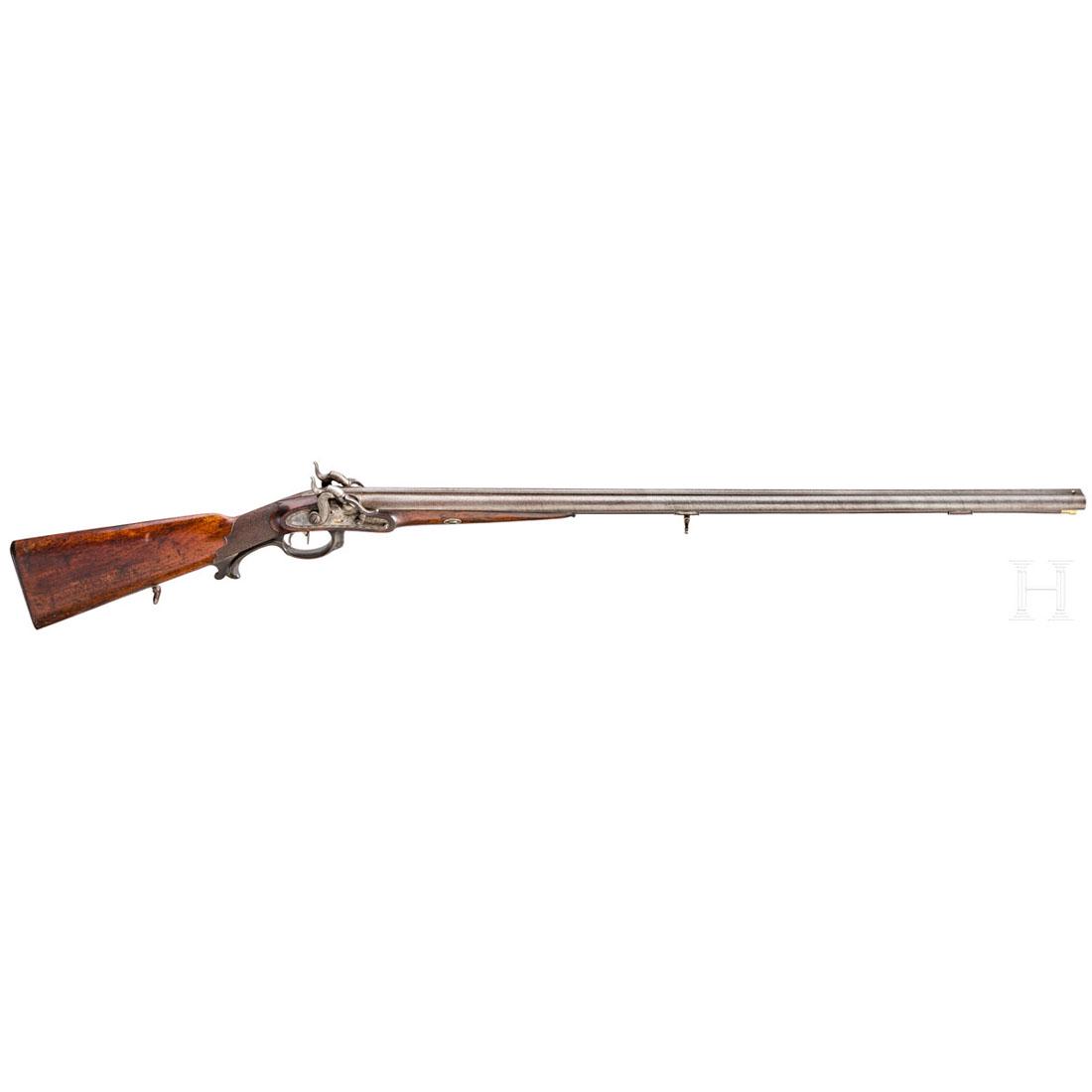 A percussion double rifle, KÃ¶nig, Magdeburg, ca. 1830: Kal. 17 mm, Nr. ohne Nummer, LaufbÃ¼ndel aus Damaststahl, gravierte Hakenschwanzschrauben und Schwanzschraubenblatt. Aptierte PerkussionsschlÃ¶sser mit gravierten Schlossplatten und gravierten, ge