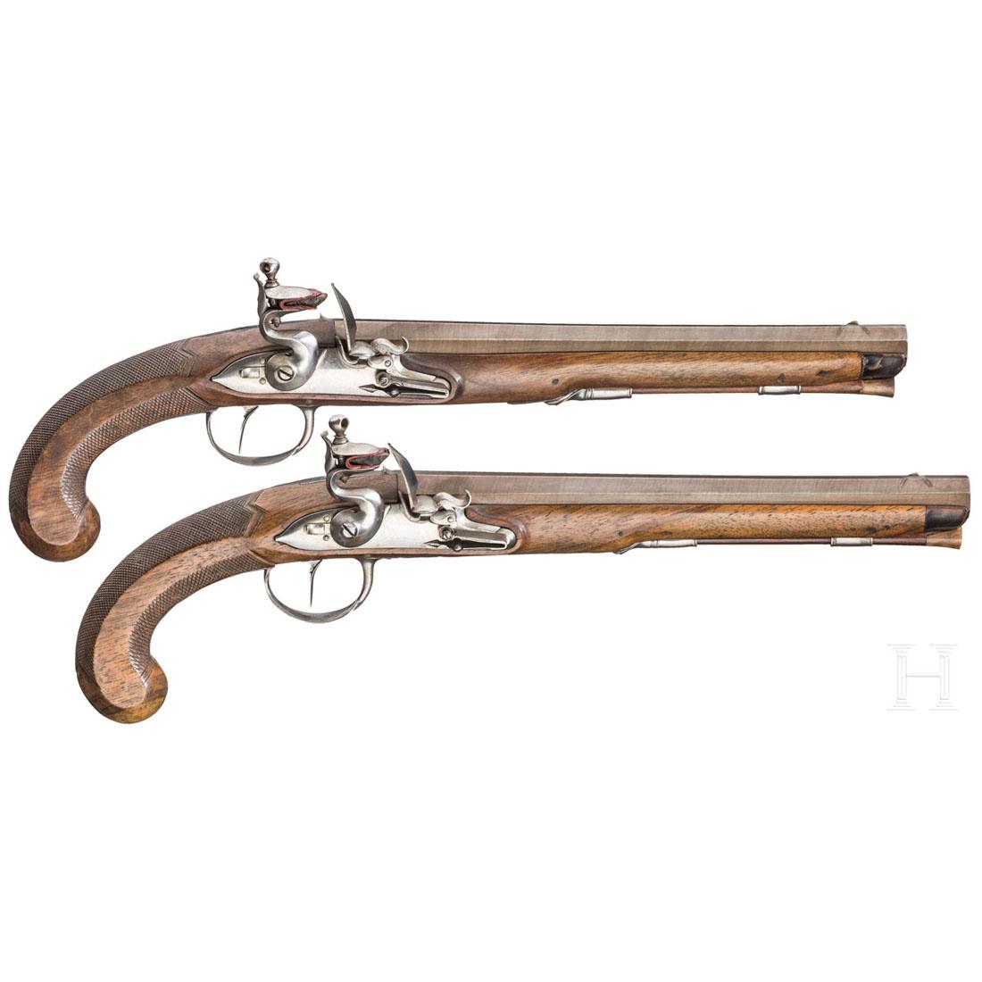 A pair of flintlock pistols, Michel Berleur, Liege, ca.: BrÃ¤unierte OktagonlÃ¤ufe aus Damaststahl mit glatten Seelen im Kaliber 15,5 mm, auf den Oberseiten silberne Spinnenkorne. SteinschlÃ¶sser mit gewÃ¶lbten Schlossplatten, Hahnsicherungen, rolle