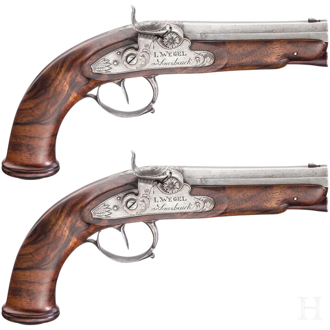 A pair of percussion pistols, L. Wegel, SaarbrÃ¼cken,: Achtkantige, mittig leicht eingezogene LÃ¤ufe mit glatten Seelen im Kaliber 12,5 mm. Leicht gravierte SchlÃ¶sser mit Signatur "L. Wegel Ã Saarbruck". VollschÃ¤fte aus schÃ¶n gemasertem Nuss