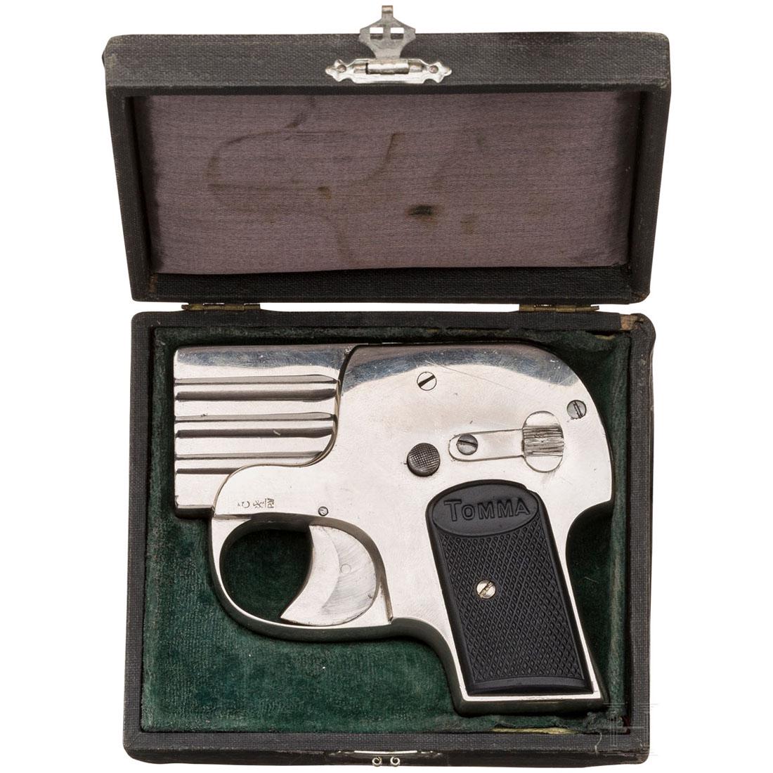 Pistole Tomma, vernickelt, im Etui: Kal. 6,35 mm Brown., Nr. 844, VierlÃ¤ufiges, blankes, gezogenes LaufbÃ¼ndel, LÃ¤nge 50 mm. ELG-Beschuss. Links am Rahmen Druckknopf zum Entnehmen des LaufbÃ¼ndels, daneben Sicherung. Keinerlei