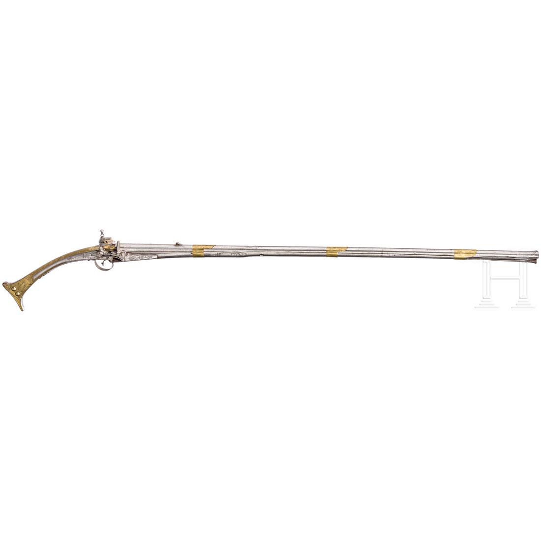 An Albanian miquelet rifle, around 1800: Achtkantiger, in rund Ã¼bergehender, glatter Lauf im Kaliber 16 mm mit leicht verstÃ¤rkter MÃ¼ndung und eiserner Visierung. Ãœber der Kammer Pseudosignatur und partielle Gravur auf der Laufobe
