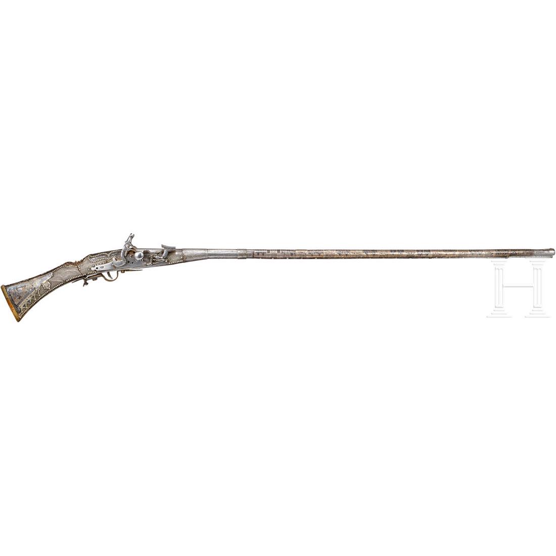 A magnificent Maroccan silver-decorated and nielloed: Glatter, an der MÃ¼ndung leicht gestauchter und mit niellierten SilberbÃ¤ndern verkleideter Lauf im Kaliber 17 mm. Eisernes, glattes Schnappschloss. Fast vollflÃ¤chig mit niellierten Silberplatt
