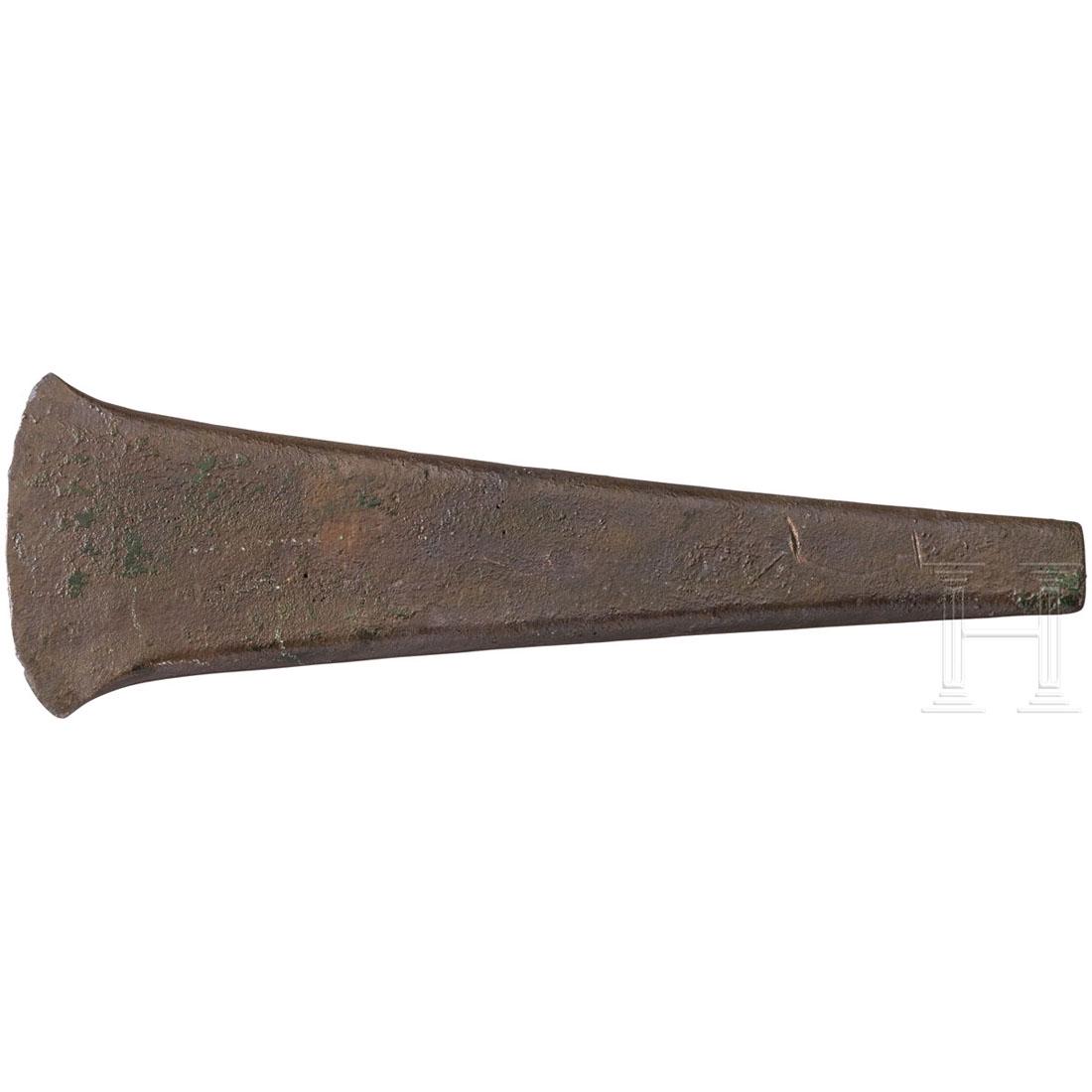 Copper Age axehead, 1st half of the 4th millenium B.C.: Long, flat copper axe with slightly rounded edge. Excellent condition. Dark brown patina. Intact. L. 15 cm. Provenance: From the collection of a south German gentleman, formed in the 1970s and 1980s. 