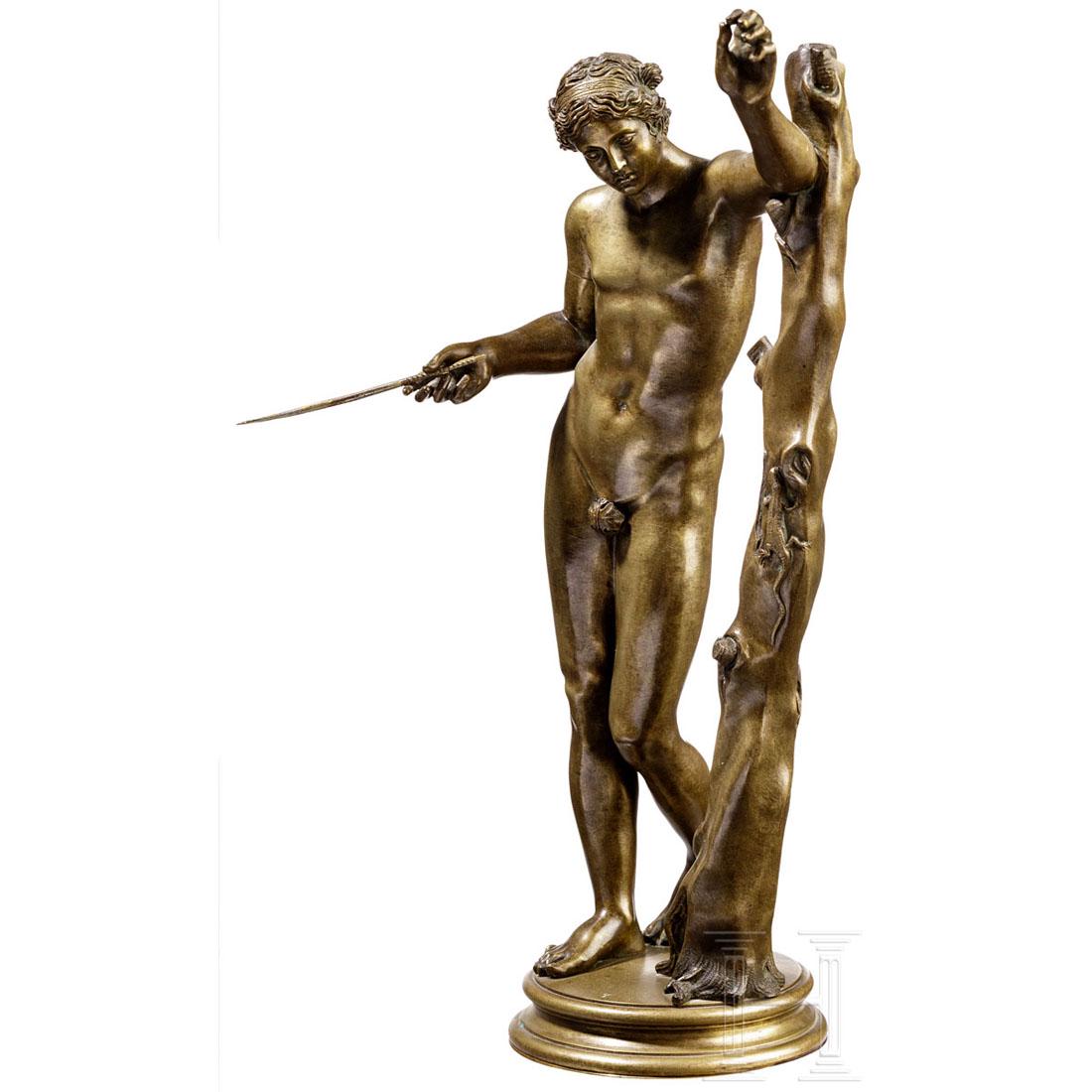 A fine French neoclassical bronze sculpture of Apollon: Detaillierte Bronze, teils ziseliert und honigfarben patiniert. Vollplastisch, fein und naturalistisch ausgefÃ¼hrter Guss. Auf runder Plinthe lehnt der junge Gott Apollon an einen Baum mit Echse. In