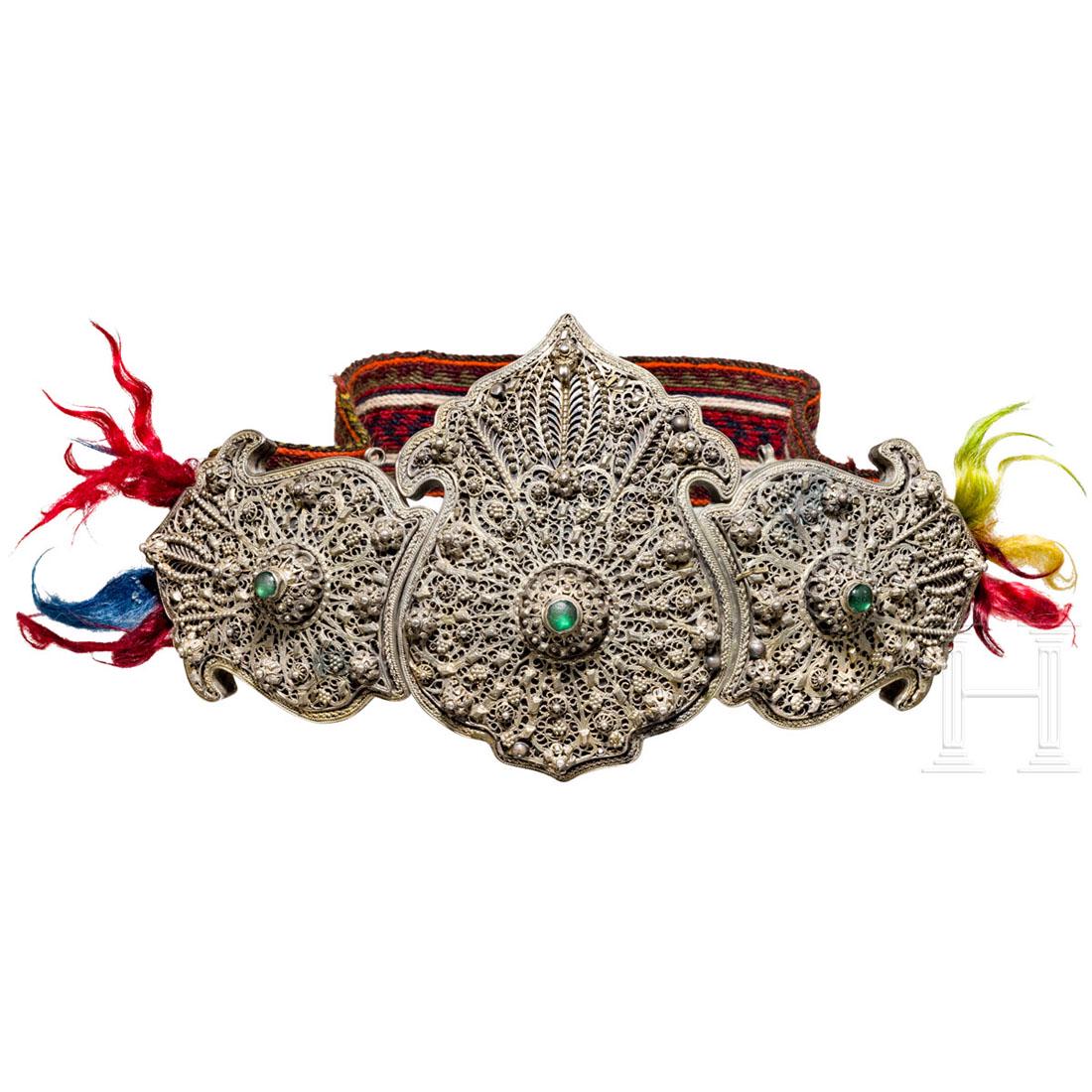 A large Ottoman belt buckle with silver fligran, 19th: Zweiteilig gearbeitete, durch einen Stift gehaltene, leicht halbrund gearbeitete, silberne GÃ¼rtelschlieÃŸe mit schauseitig vollflÃ¤chig aufgelegtem Filigrandekor. Im Zentrum jeweils kuppelfÃ¶