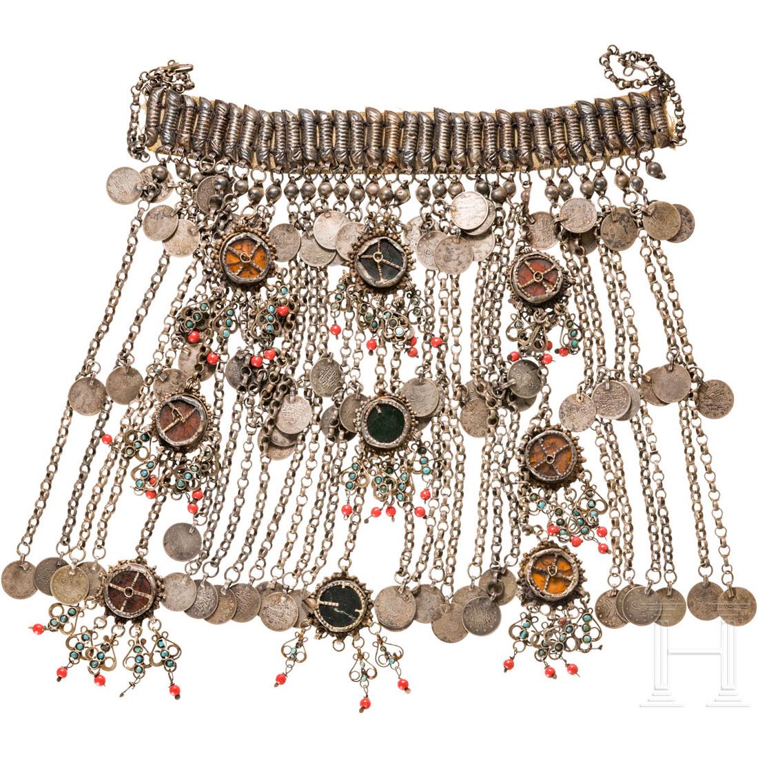 Ottoman silver wedding jewellery, around 1900: Auf ein Textilband aufgenÃ¤hte Silberteile mit seitlich jeweils Befestigungskette und Hakenverschluss. Auf der Unterseite anhÃ¤ngend zahlreiche, silberne Erbsketten besetzt mit farbigen Glasperlen