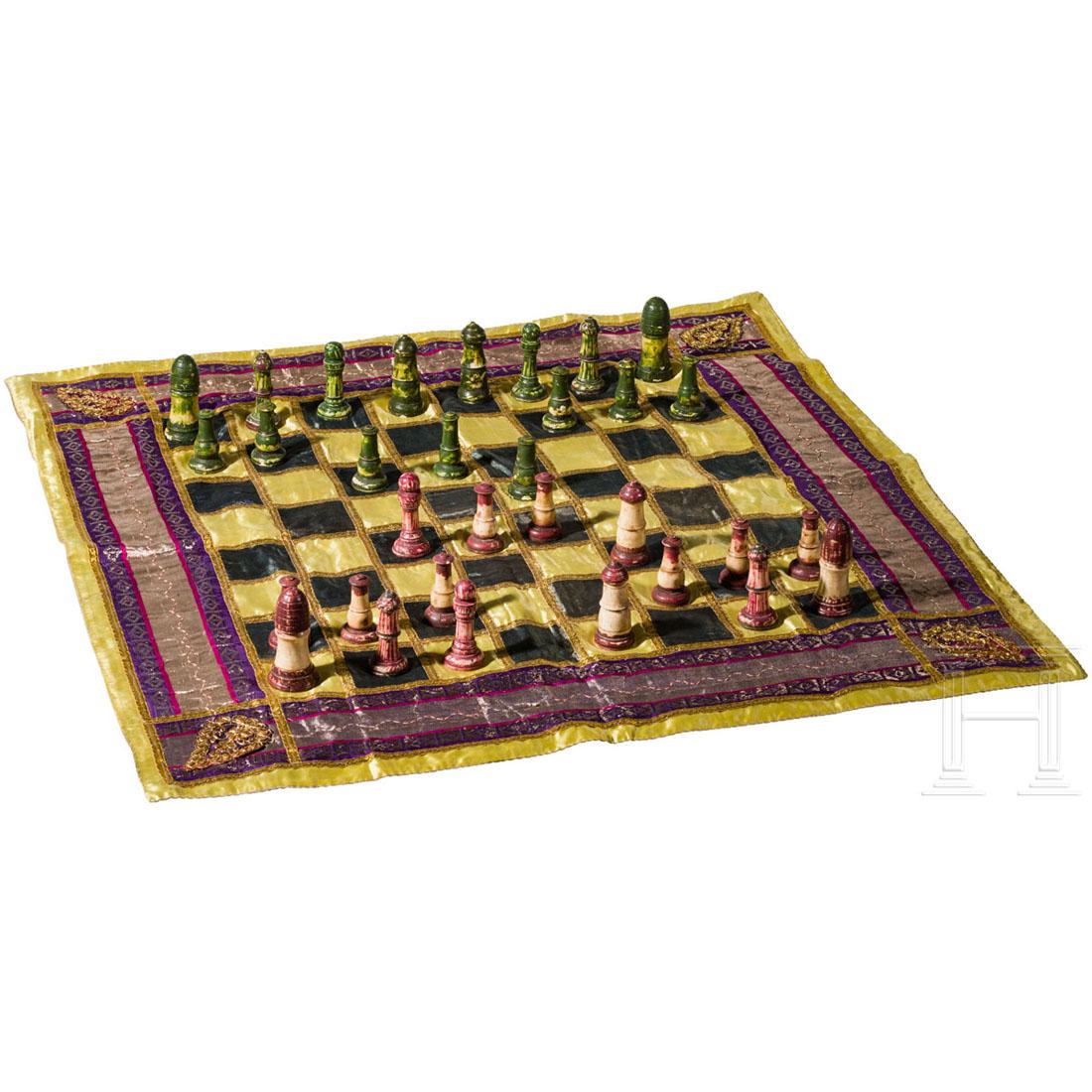 Chess made of bone with playing cloth, Amet/Mewar,: Komplettes, mehrteilig aus Bein zusammengesetztes, dunkelrot bzw. grÃ¼n eingefÃ¤rbtes Set. Die KÃ¶nige und Wesire jeweils mit rillenfÃ¶rmig verzierten KÃ¶pfen. Am "roten" KÃ¶nig am FuÃŸ 