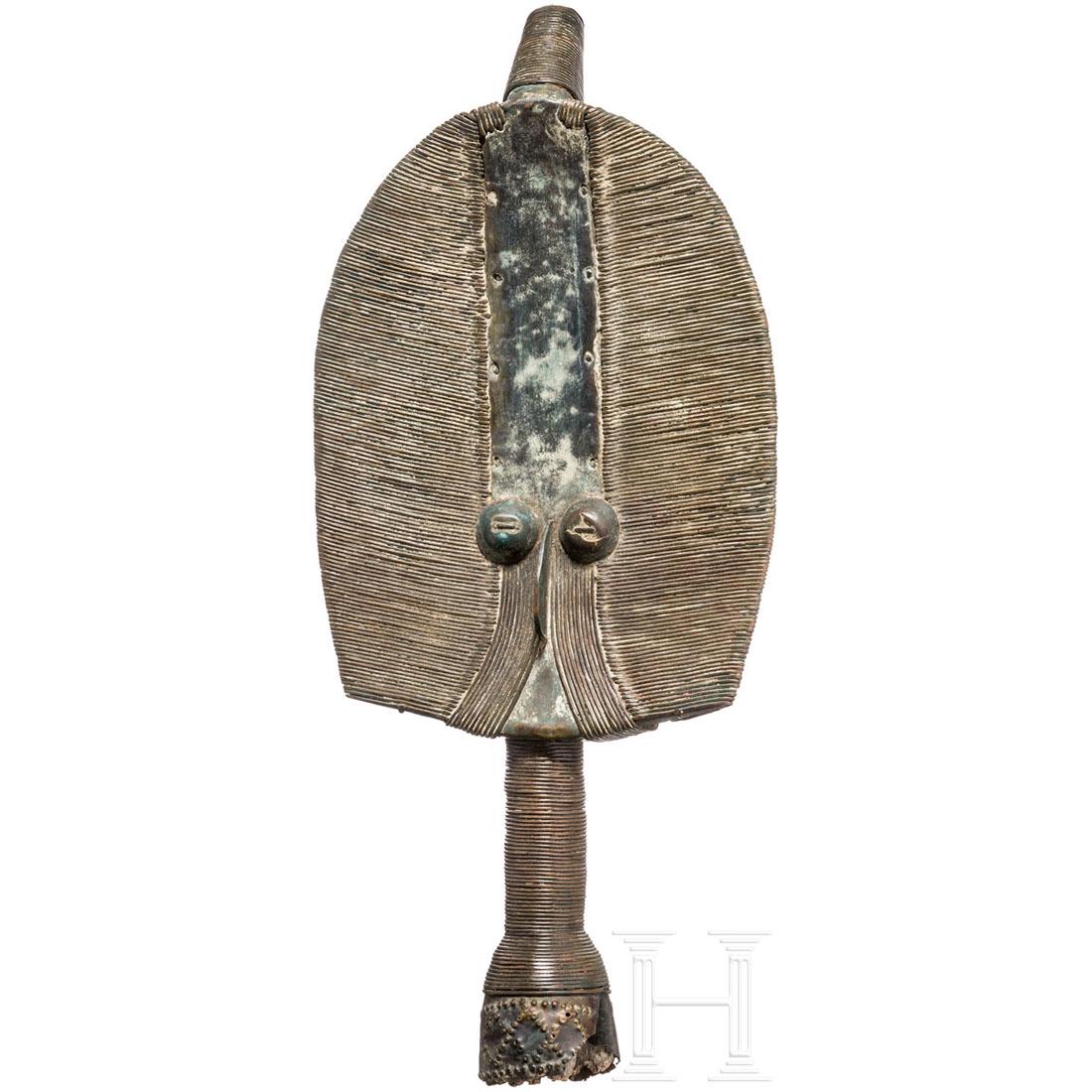 Reliquien-WÃ¤chterfigur der Kota, Afrika, Gabun, 19.: Bwiti-Reliquiar zum Schutz der Gebeine verstorbener Familienmitglieder. VollstÃ¤ndig mit Blechen und DrÃ¤hten aus Bronze umwickelte, in typischer Formgebung stark stilisierte Holzskulptur mit nahe