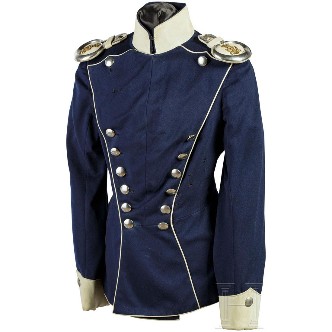 Ulanka for enlisted men in the King's Uhlan Regiment: Dunkelblaues Tuch mit weiÃŸen VorstÃ¶ÃŸen, Kragen und polnischen AufschlÃ¤gen sowie silbernen KnÃ¶pfen und schwarzem Seidenfutter. WeiÃŸe Epauletten mit silbernen Monden und goldener Chiff