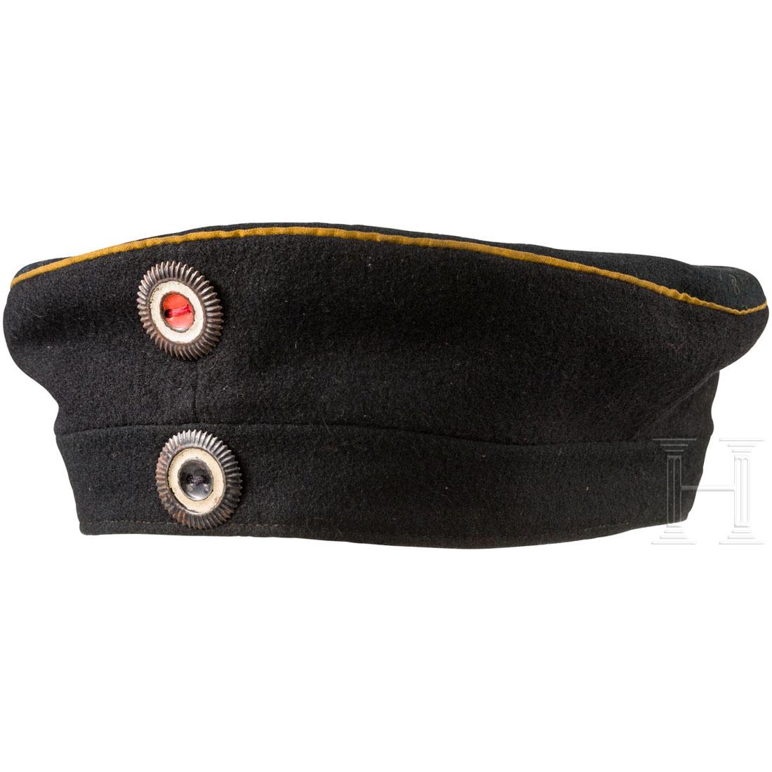 Field cap for enlisted men / NCO's: KammerstÃ¼ck, der weiche Korpus aus schwarzem Wollstoff mit spÃ¤ter angebrachtem, gelbem DeckelvorstoÃŸ, vernÃ¤hten Mannschaftskokarden, Leinenfutter (angeschmutzt) mit unleserlicher Stempelun