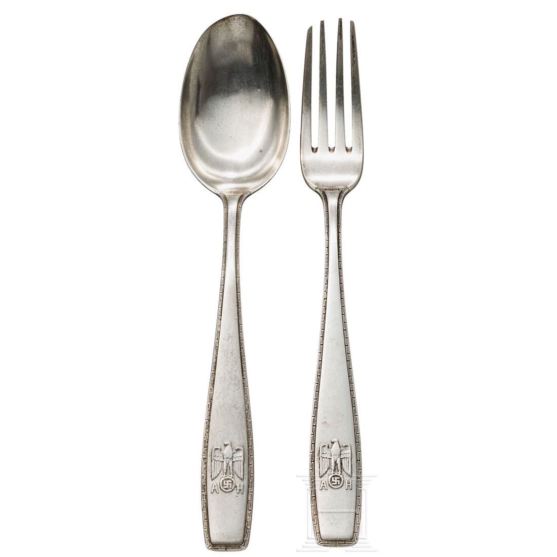 Adolf Hitler - SpeiselÃ¶ffel und -gabel aus seinem: Silber "800", die Griffe mit umlaufendem MÃ¤anderband, auf den Griffen reliefierter Hoheitsadler und Monogramm "A H", jeweils mit Feingehaltsstempel. LÃ¤nge je 21,5 cm, zwei Gabelzinken minimal ge