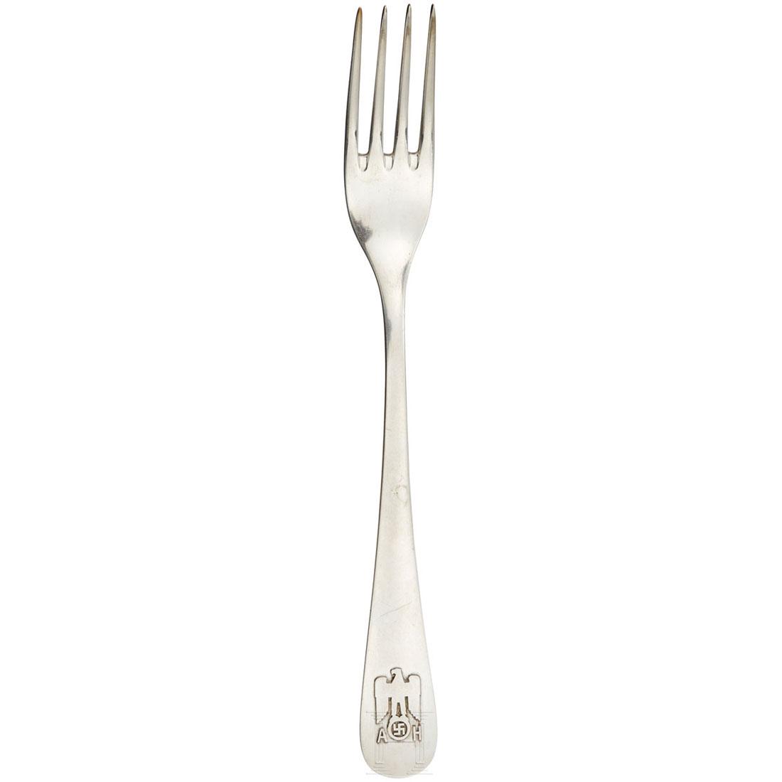 Adolf Hitler - a Dinner Fork from his Personal Silver: So called "informal pattern" with raised national eagle and the initials "AH" on the handle. Reverse stamped "800" next to crescent, crown and eagle. Length ca. 21 cm. Achtung - Versand aus den USA Zu