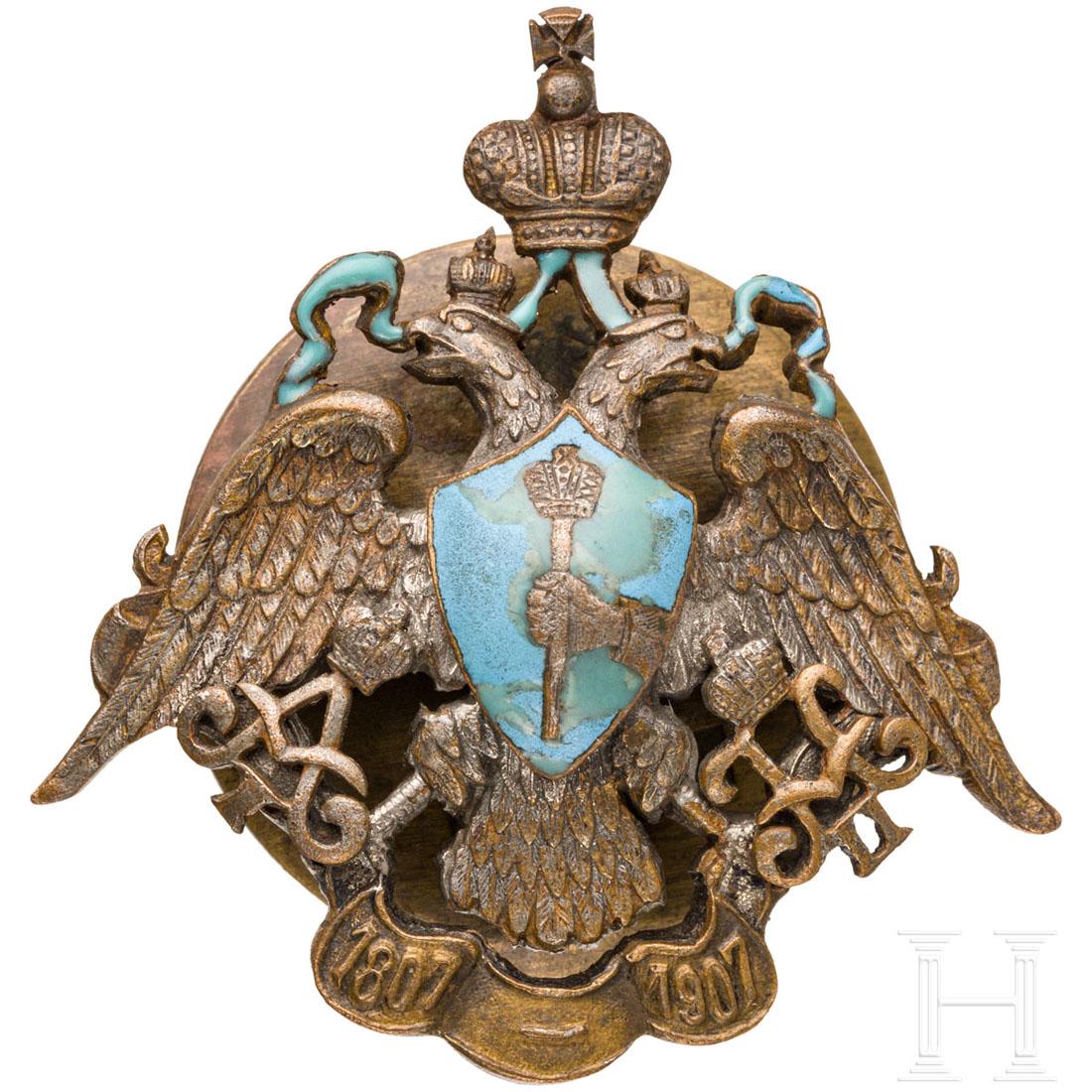 Badge of the 24th Lubensky Dragoon Regiment, circa 1910: Bronze, teils emailliert, rs. Reste der Versilberung, Schraubscheibe mit Herstellerbezeichnung "Eduard". Emaille teilweise erneuert bzw. ausgebessert. HÃ¶he 51 mm. Selten. Zustand: II - III