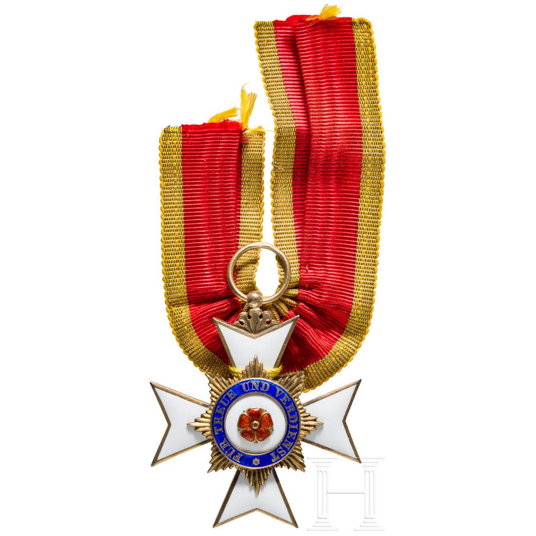 House Order, Honor Cross 3rd class with cipher "L": Gold und farbiges Emaille, im Ring gestempelt "Gold 585". An Band. MaÃŸe 49,5 x 43,5 mm, Gewicht 30,5 g. Angeblich gab es nur ca. 276 Verleihungen zwischen 1889 und 1918. Dazu zwei Ordensetuis von C