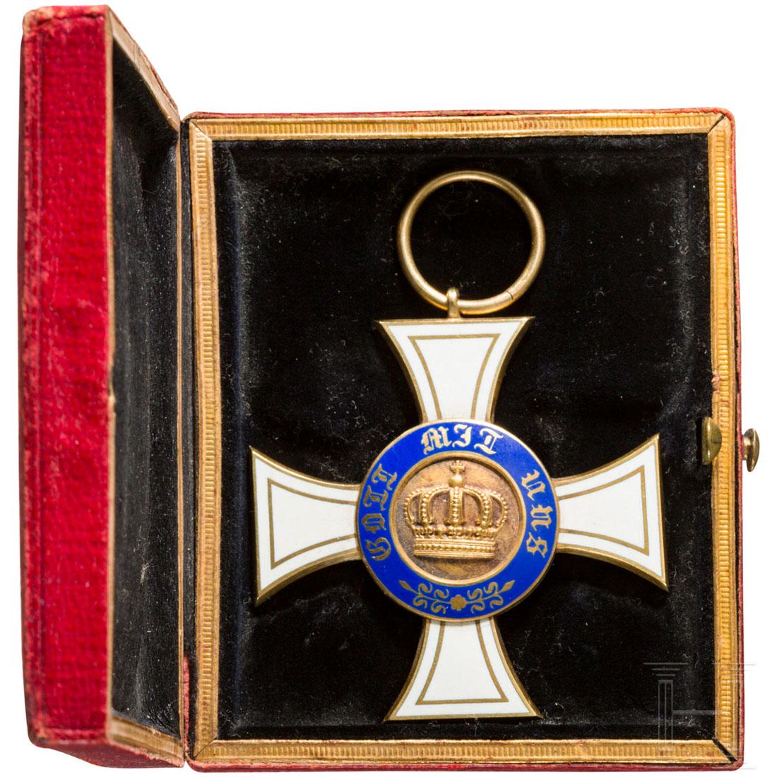 Crown Order 3rd class in case: Gold und Emaille, 2. Modell mit groÃŸer Krone, mehrteilig gefertigt, unterer Kreuzarm mit Ritzmarke "W", im Etui. MaÃŸe ca. 43,5 x 41,5 cm, Gewicht ca. 12,3 g. Zustand: II +
