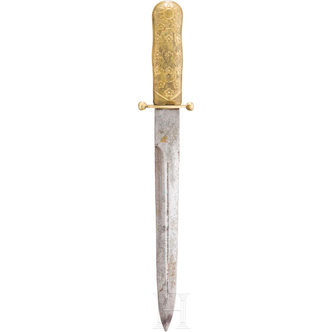 Dagger for officers: Zweischneidige Dolchklinge (fleckig) mit zentraler Kehlung und FehlschÃ¤rfe. Parierstange und GriffstÃ¼ck (Delle) aus Messing mit minimalen Resten der Vergoldung. Reliefierter BlÃ¼tendekor Ã¼b