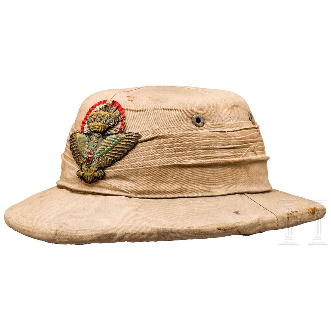 Tropical helmet of an officer in the general staff: Leinenbezogener Korkkorpus mit je zwei seitlichen LÃ¼ftungslÃ¶chern. Goldgesticktes Emblem auf schwarzem Tuch und gefÃ¤ltelter Nationalkokarde. Riemen (gerissen) und SchweiÃŸband aus braunem L