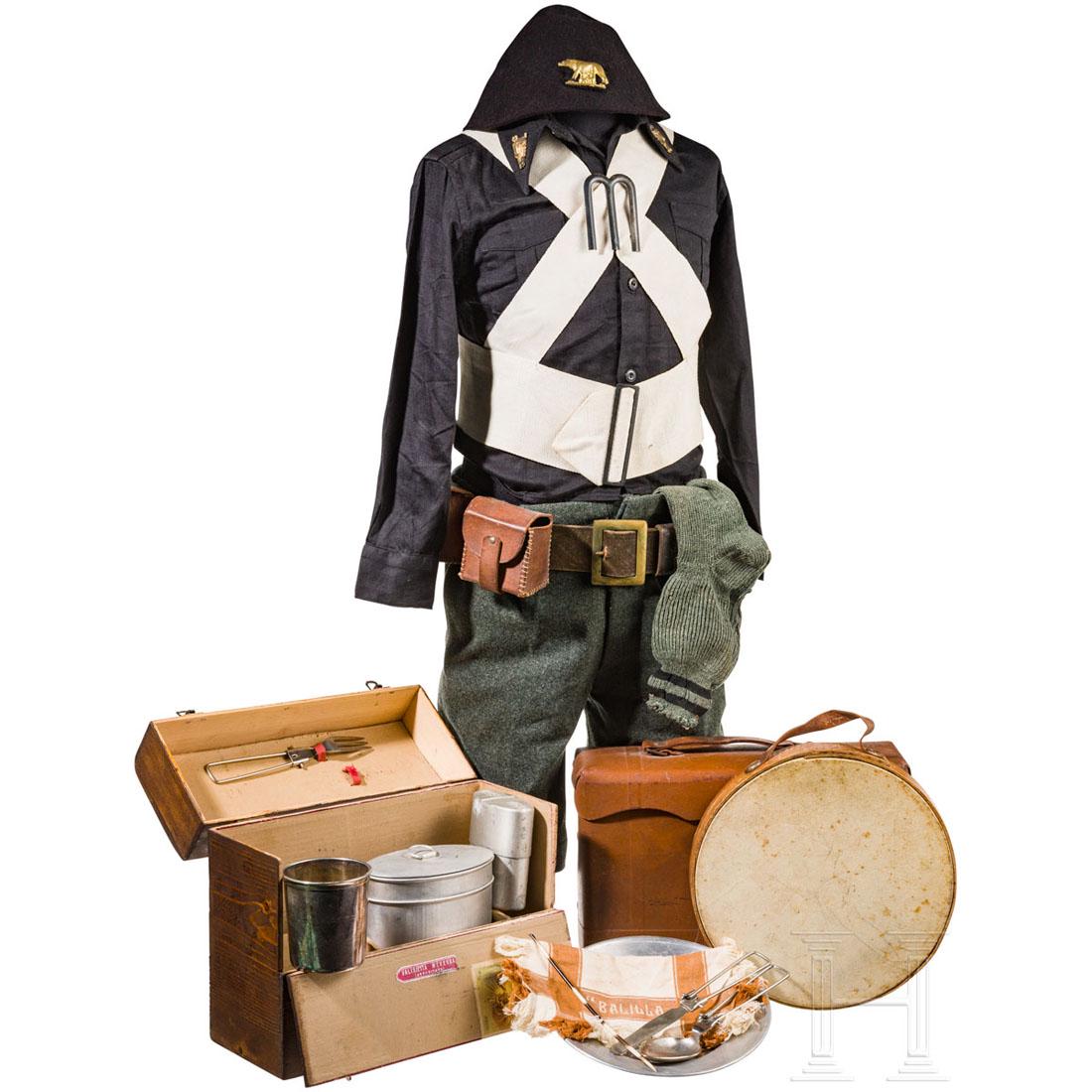 Summer uniform of the "Figlio della Lupa" in Fascist: Fez aus schwarzem Wollfilz mit stirnseitigem Wolfssymbol aus geprÃ¤gtem, vergoldetem Buntmetall, anhÃ¤ngende Wollquaste. Schwarzes Baumwollhemd mit zwei Brusttaschen, auf jeder Kragenspitze ein me
