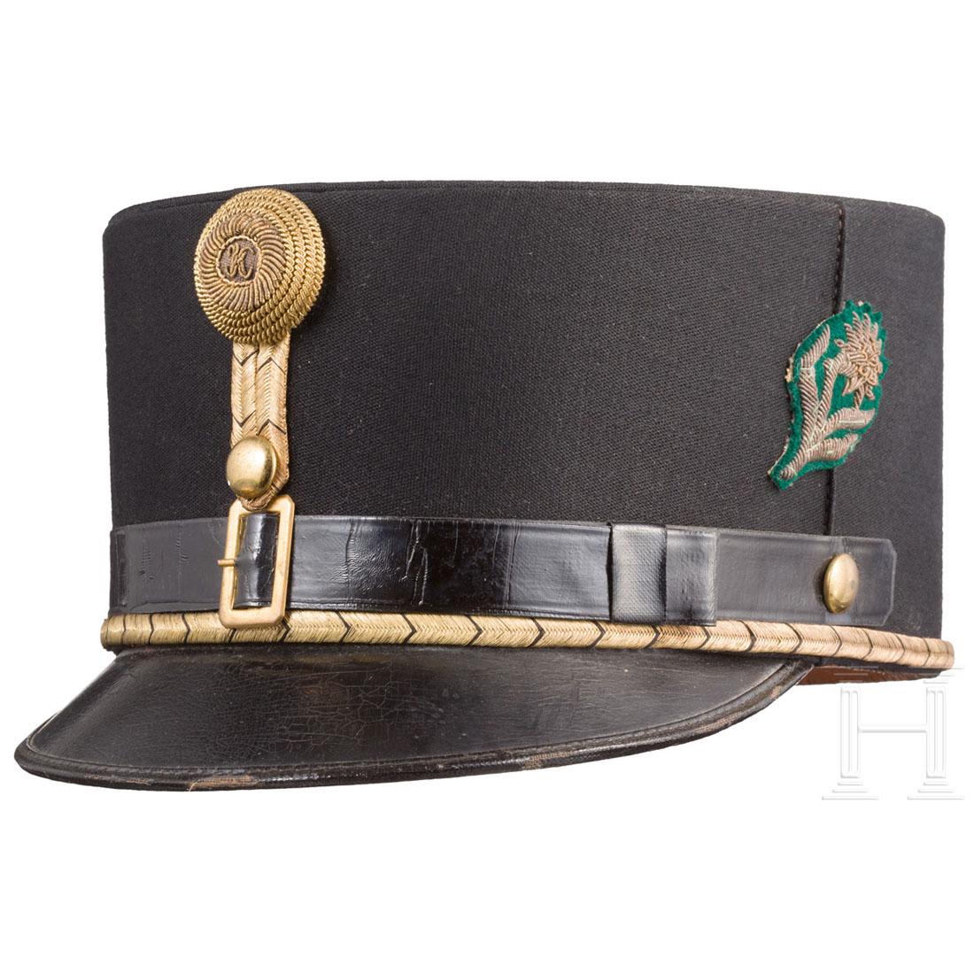 Cap for officers of the k. u. k. infantry: Feiner schwarzer Stoff, schwarz gelackter Schirm, schwarz durchzogene goldene Kantschnur, glatte gelbe KnÃ¶pfe, RÃ¶schen aus goldenem Gespinst mit aufgelegtem "K" (Kaiser Karl I.). Seitlich appliz