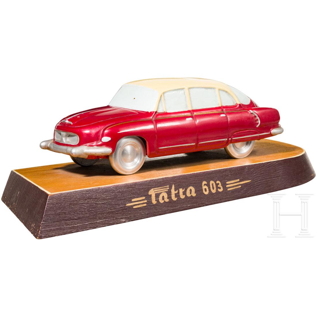 Desk model of a Tatra 603-2, 1960s: Gussmetall mit Farbfassung (minimale Abplatzer) sowie vier AluminiumrÃ¤dern. Montiert auf zweifarbiger Holzplatte mit schauseitig goldener Inschrift "Tatra 603". MaÃŸe ca. 30 x 12 x 10 cm. SchÃ¶