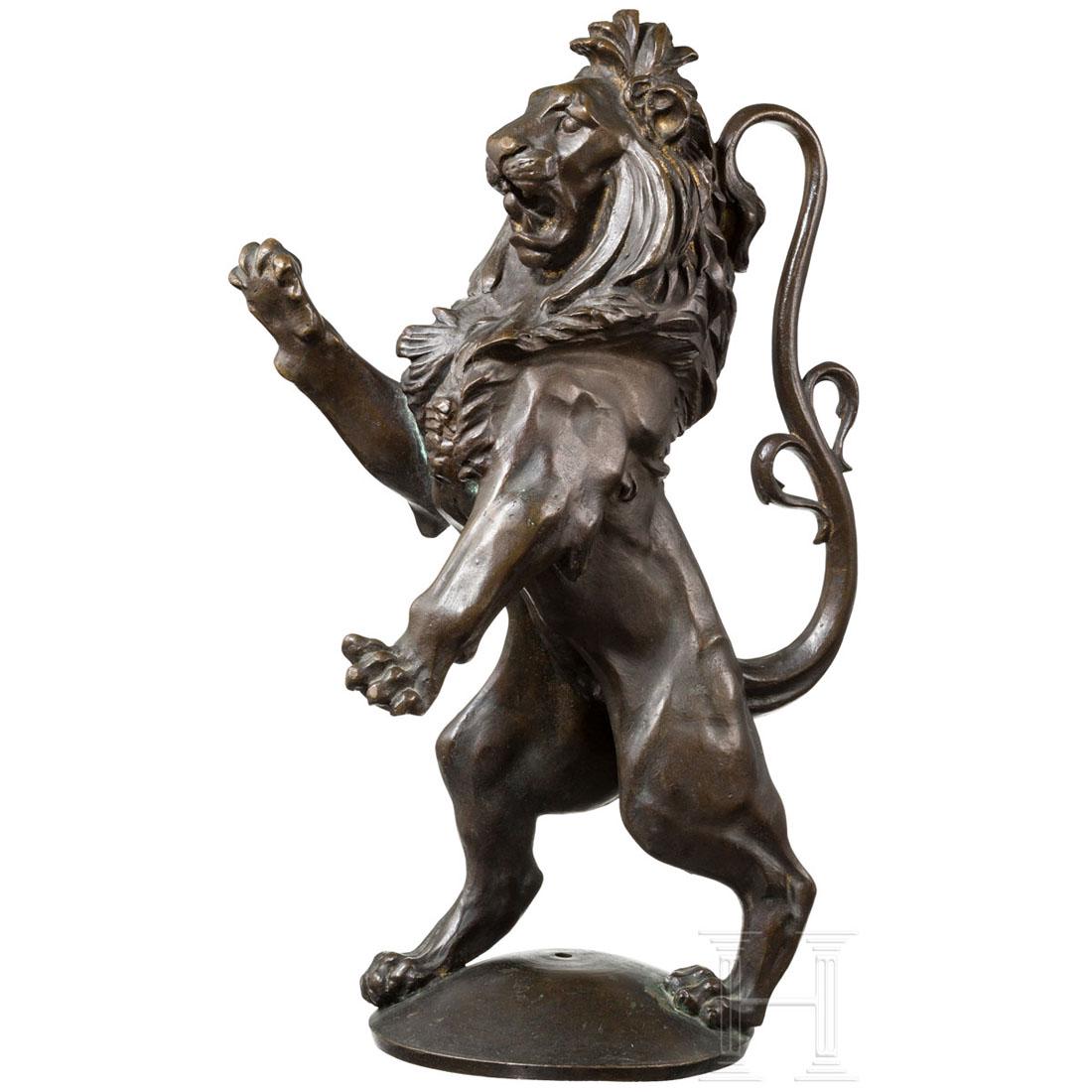 Hessian lion of bronze: Aufrecht stehender "HessenlÃ¶we" ohne Krone und Schwert aus dunkel patinierter Bronze. Der Sockel (verzogen) mit Befestigungsloch und umlaufender Punzierung "KW I. LÃ¶we vom eisernen Helm Kassel".