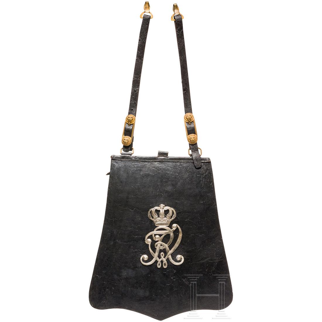 Sabretache for enlisted men of hussars, around 1900: Tasche aus schwerem, geschwÃ¤rztem Leder. Auf dem Deckel aufgelegte Neusilberchiffre "FWR" unter Krone. Zwei Trageriemen (einer fehlt) mit vergoldeten Messingschnallen, daran reliefierte LÃ¶wenkÃ