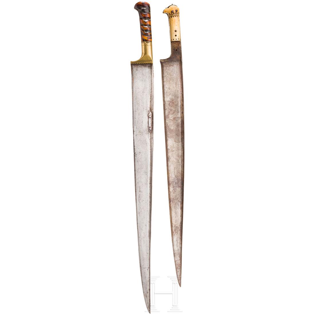 Two Afghan khyber knives, 19th century: Jeweils typische, am RÃ¼cken beidseitig leicht gekehlte, spitz zulaufende Stahlklinge mit messingmontierten Horn- bzw. Beingriffschalen. Ein Exemplar mit fehlender Griffbacke, das zweite mit alt aus
