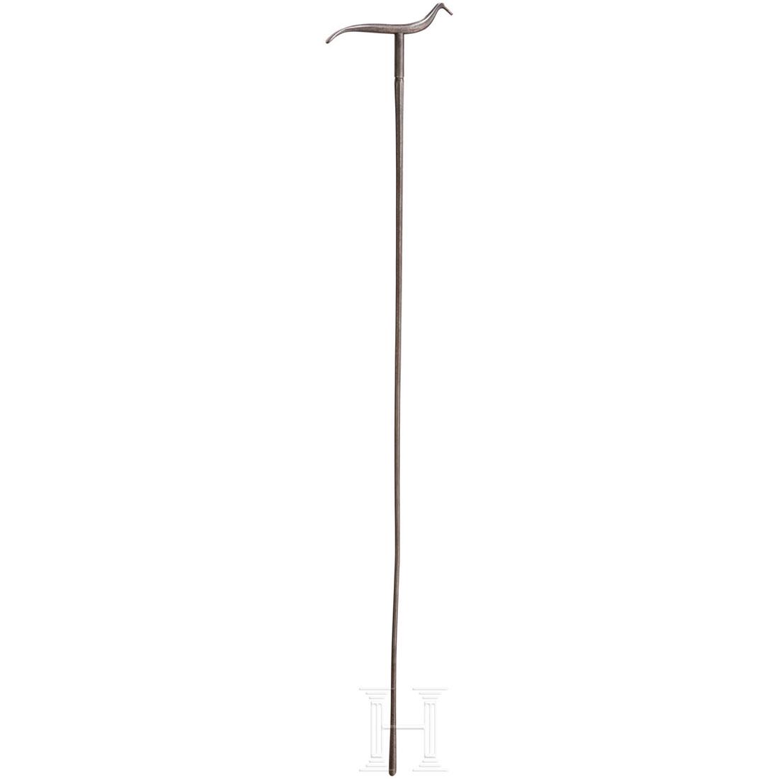 An Indian iron fakir's stick, 18th/19th century: Eiserne Konstruktion mit oberseitigem Griff in Form eines stilisierten Vogels mit achtkantigem, in rund Ã¼bergehendem, am unteren Ende konisch verdicktem Schaft. SchÃ¶ne Patina. LÃ¤nge 91,5 cm. 