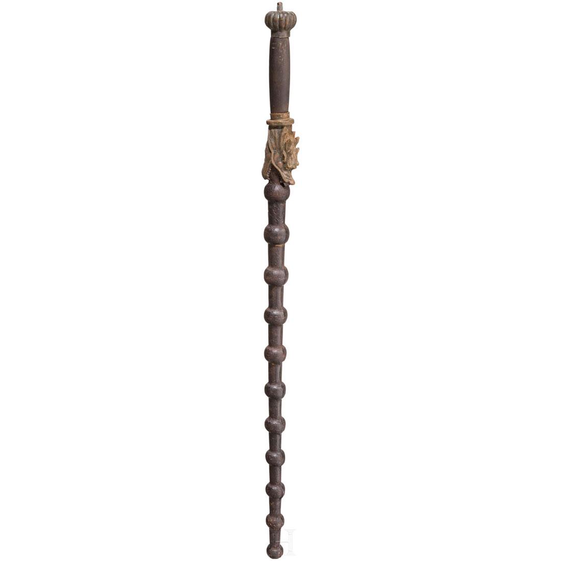 A Chinese blade breaker, 20th century: Mehrfach kugelfÃ¶rmig abgesetzter, leicht konischer Klingenbrecher aus Gusseisen mit Fassung in Form eines plastischen Messing-Drachenkopfes. HÃ¶lzerner Griff mit gekerbtem Messingknauf. OberflÃ�