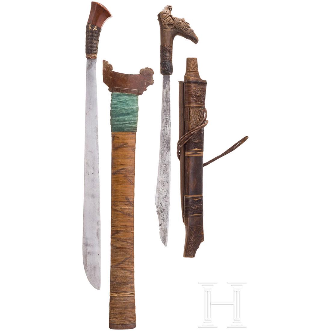 Klewang der Moro und Mandau, Philippinen, um 1900: Klewang mit zur Spitze verbreiterter RÃ¼ckenklinge und schnurumwickeltem Holzgriff. Die zweiteilige Holzscheide vollflÃ¤chig mit dÃ¼nnem Rotang umwickelt. LÃ¤nge 69,5 cm. Dazu ein Mandau mit v