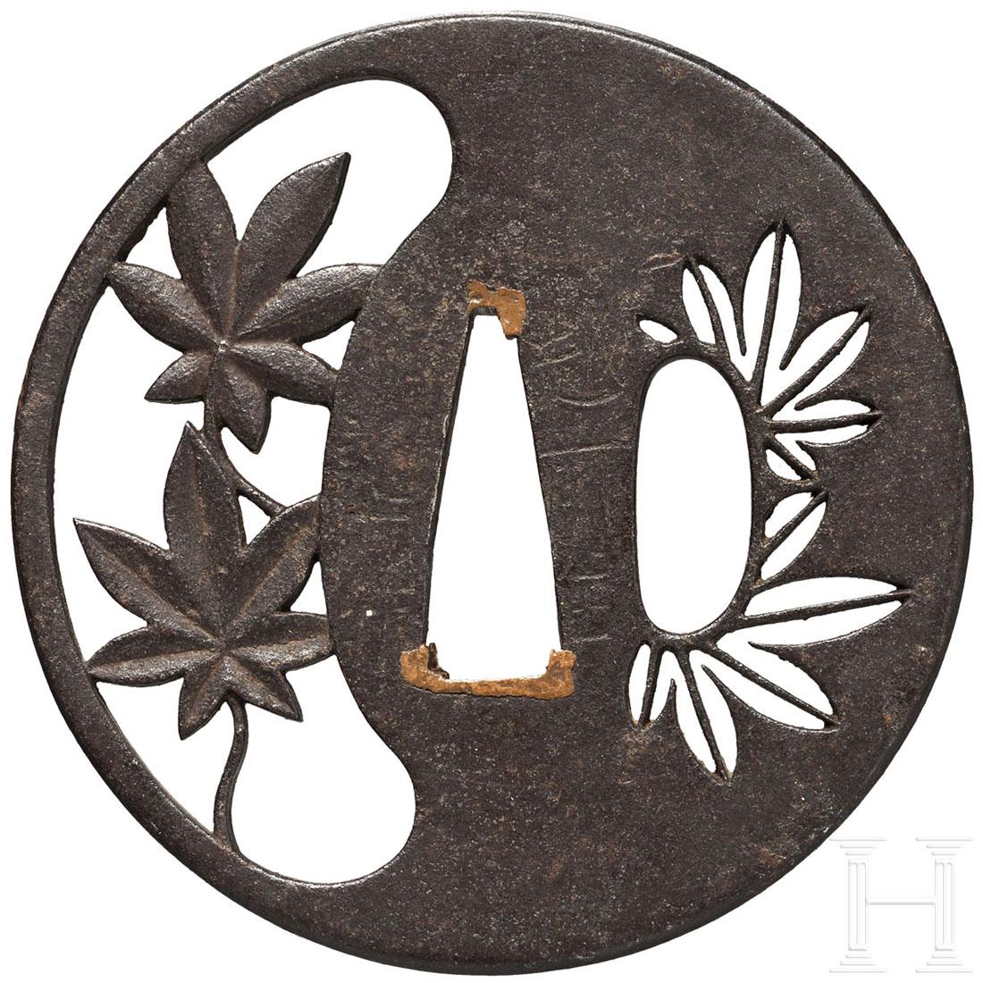 A tsuba, Japan, circa 1800: Eiserne Marugata Ito-Sukashi Tsuba. In negativem und positivem Sukashi Dekor aus AhornblÃ¤ttern, bezeichnet "Yoshikuni". Durchmesser 7,0 cm. Zustand:III